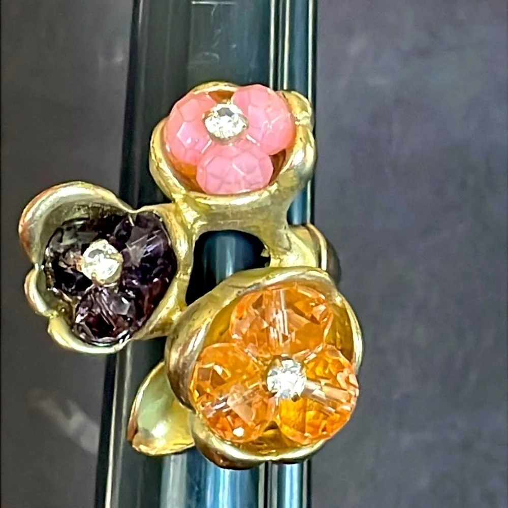 Vintage multi flower bead and rhinestone goldtone stretch ring